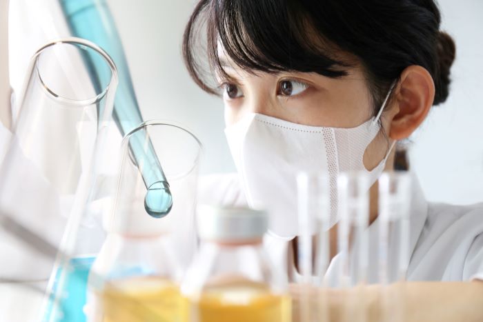 研究を行う女性研究員