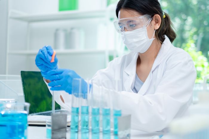 女性研究者の実験風景