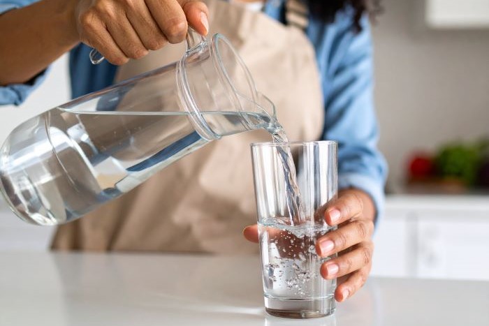 飲料水をコップに注ぐ様子