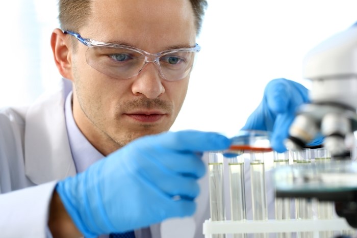 PFAS検査中の検査員イメージ