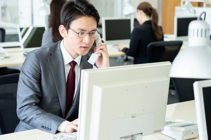電話対応中の男性