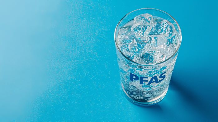 PFASと記載されたコップと飲料水