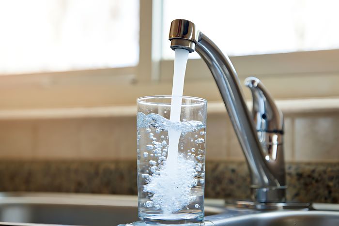 水道水をコップに注ぐ様子