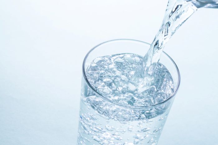 コップに注がれる水