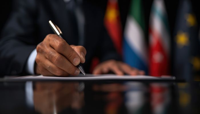 国際的な合意を象徴する書類署名の場面