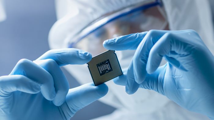 製造したチップを確認する様子