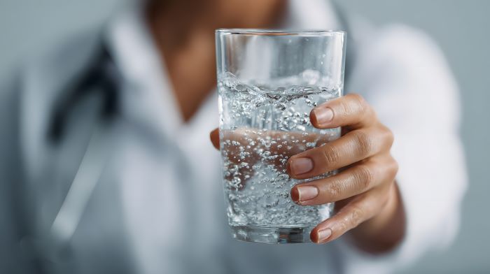 コップに注いだ水道水を持つ様子