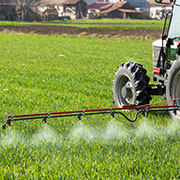 Traktor sprüht Pestizide