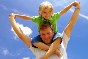 兄弟鑑定 肩車する親子