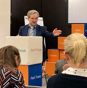 Jo Riehle spricht auf dem Eurofins Firewall Seminar auf der ANUGA 2019